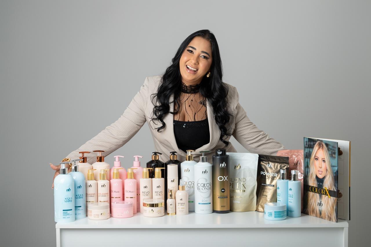 Aline Ferreira com seleção de produtos para salão