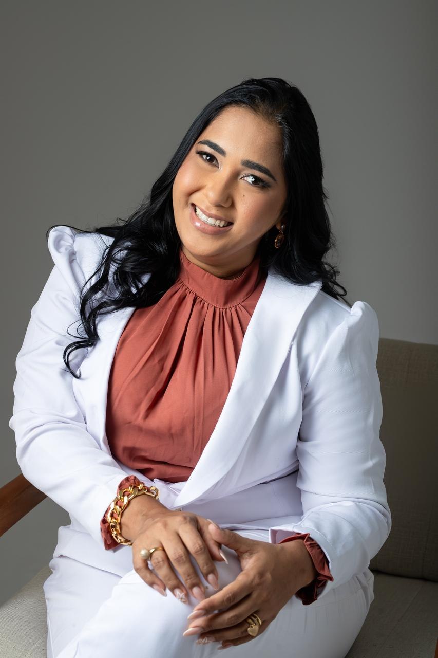 Aline Ferreira, profissional de beleza